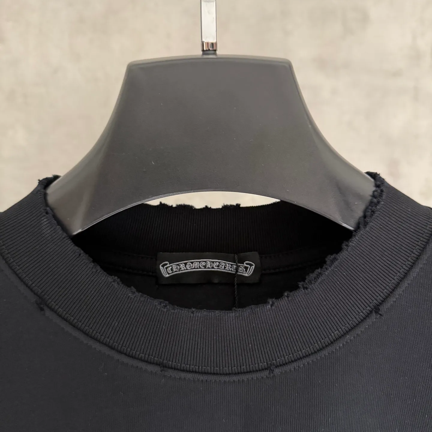 🅿️330 [Strict quality control] CH Crow Heart's new long-sleeved sweatshirt T-shirt. Heavy 340g double yarn fabric. Four flower positions on the front, back and left. Wash the whole garment twice. The four sides are frayed and torn. Heavy fabric. The neckline is made of icy Salona. Loose fit. Deep, wide and stylish. No deformation or shrinkage. Black and white color. Size: M-2xl
